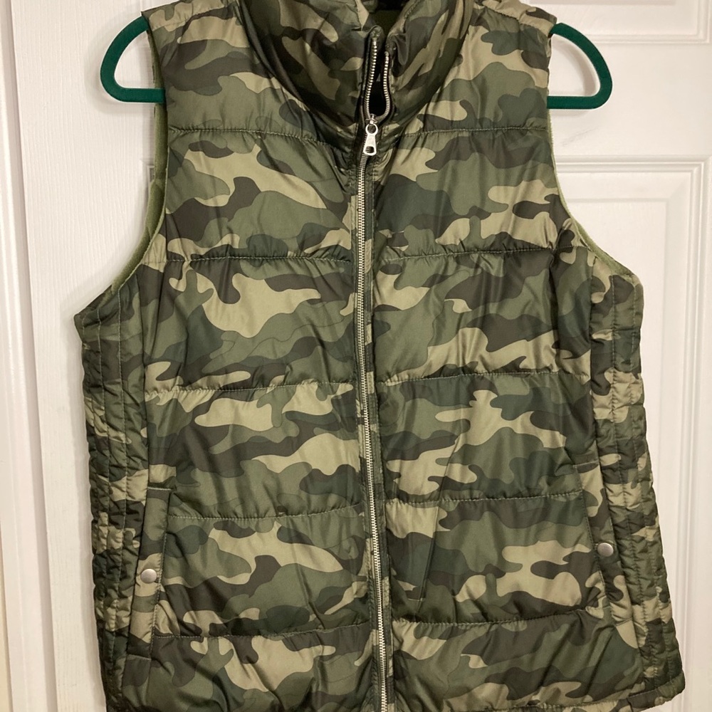 Old Navy Camo Puffer Vest Size L NWOT